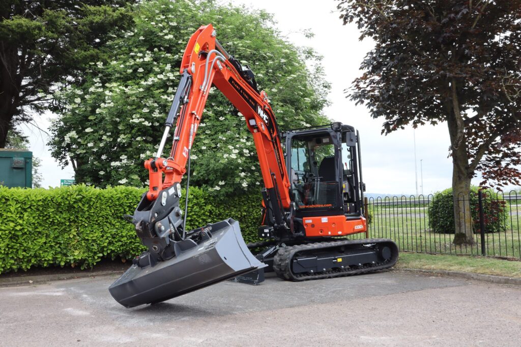 Tilt bucket for landscaping